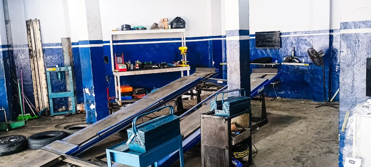 Oficina com elevador azul