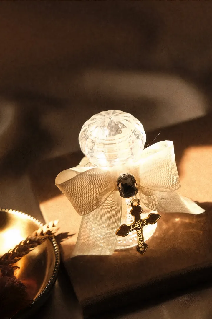 Frasco de perfume em cristal sobre fundo dourado