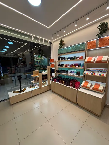 Prateleiras de cosméticos e perfumes
