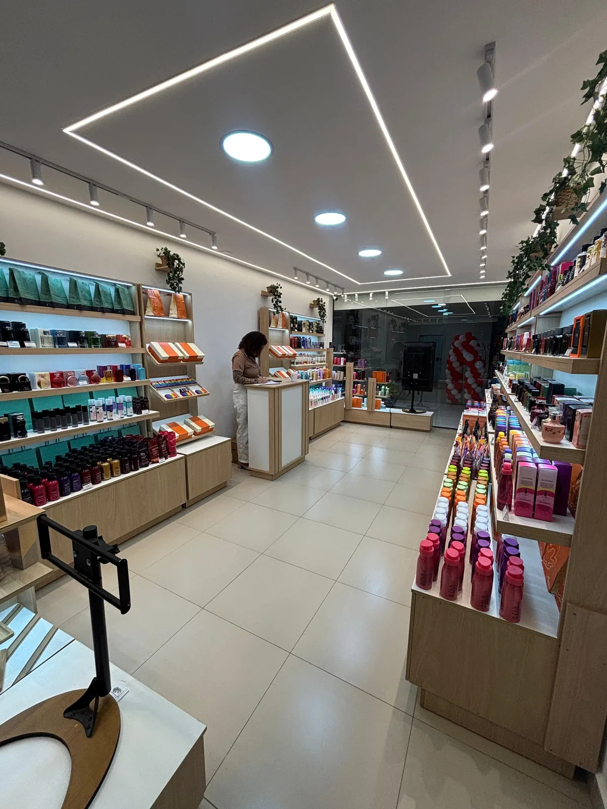 Interior da loja Lavíparfum com produtos de perfumaria expostos