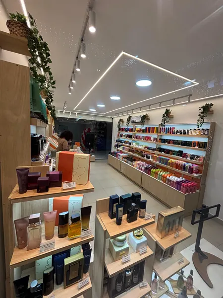 Produtos de perfumaria organizados