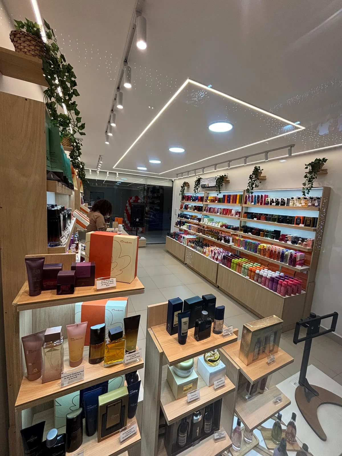 Produtos de perfumaria organizados nas prateleiras da Lavíparfum