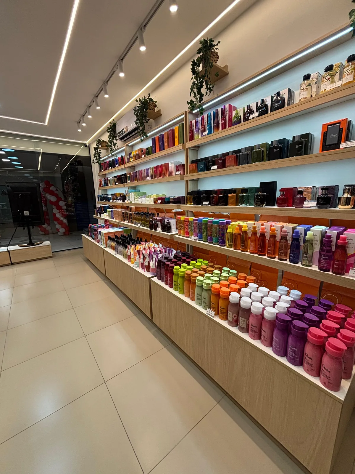 Vitrine de cosméticos e maquiagem na loja Lavíparfum