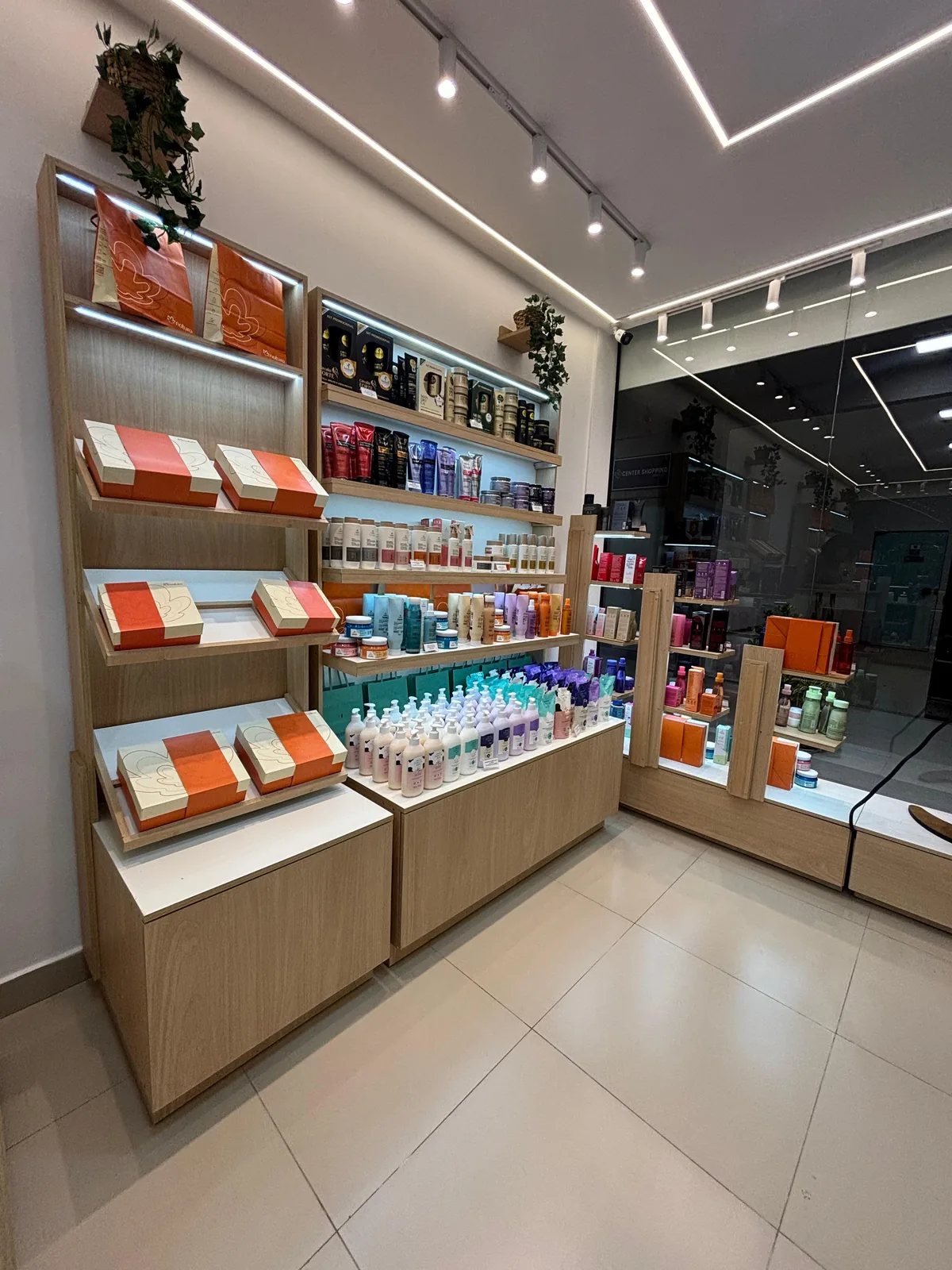 Vitrine de produtos de beleza na loja Lavíparfum