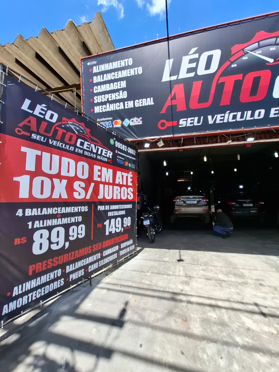 Banner de serviços e carros no elevador do Léo Auto Center