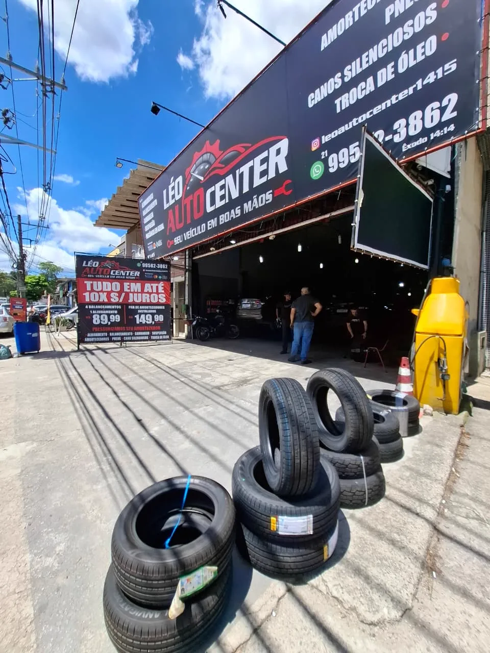 Letreiro e estoque de pneus do Léo Auto Center