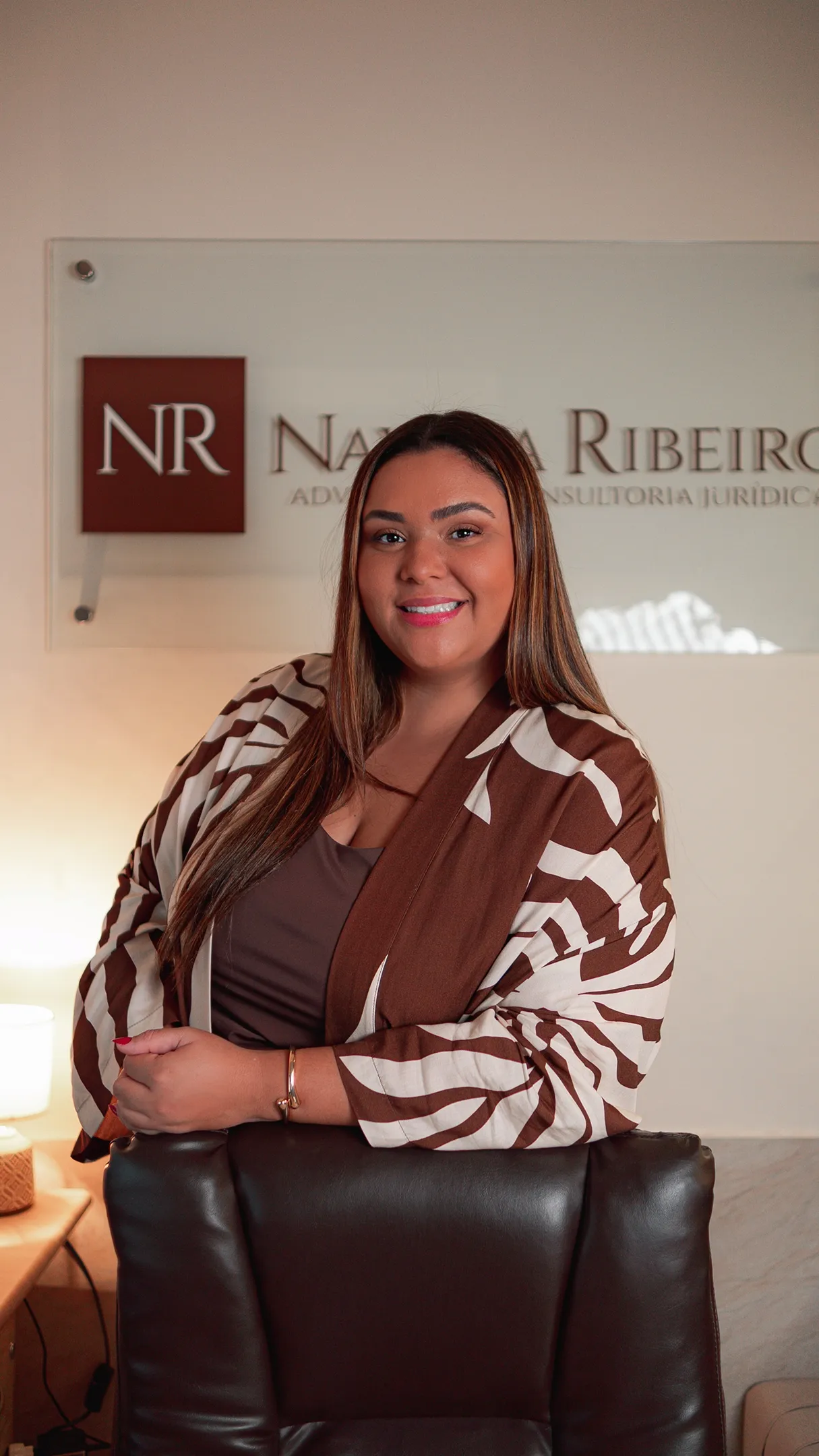 Dra. Nayara no escritório de advocacia