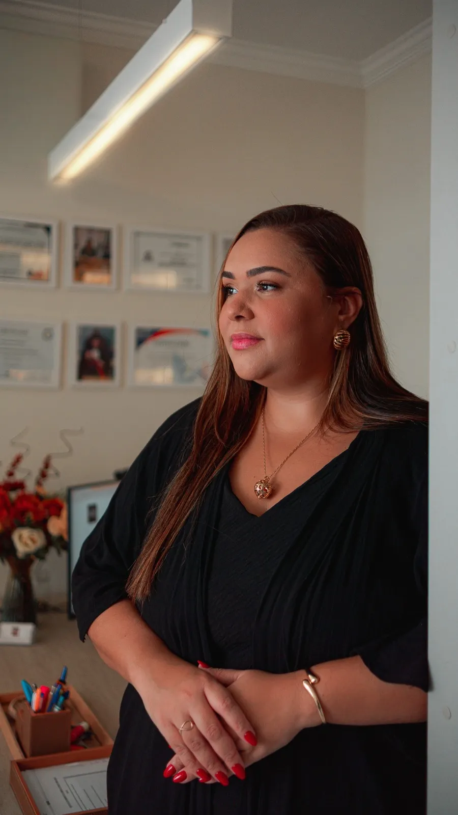 Dra. Nayara com diplomas e certificados