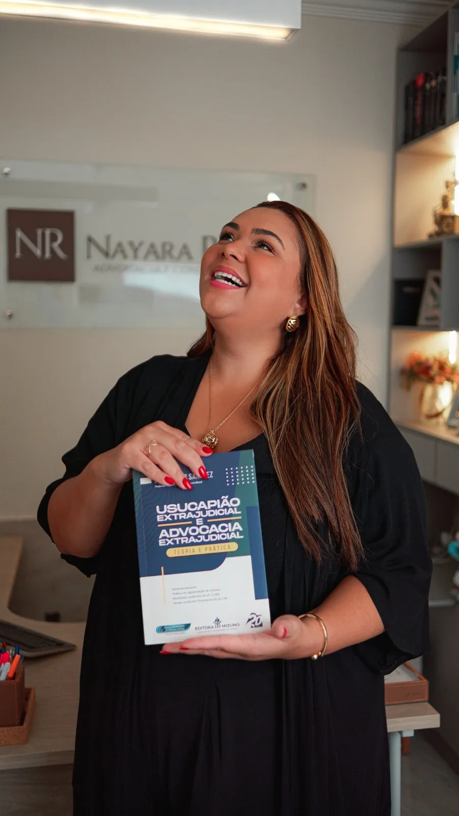 Dra. Nayara com livro de usucapião