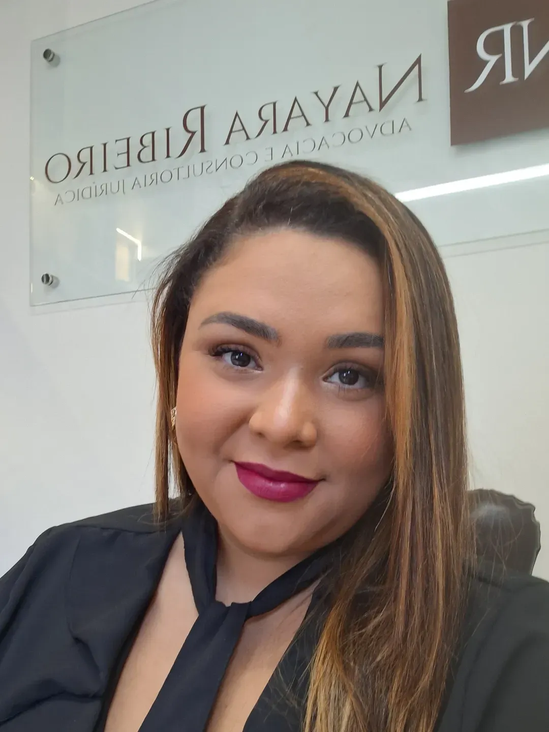 Dra. Nayara sorrindo no escritório