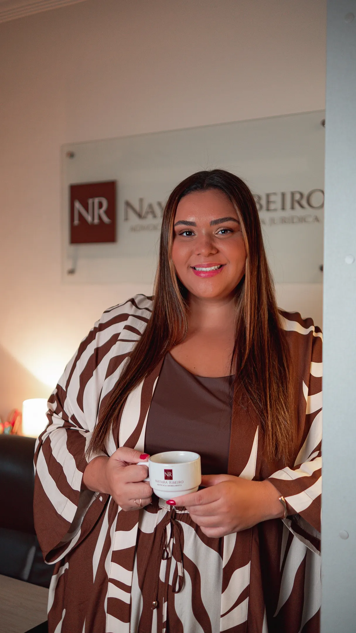 Dra. Nayara Ribeiro com xícara NR Advocacia