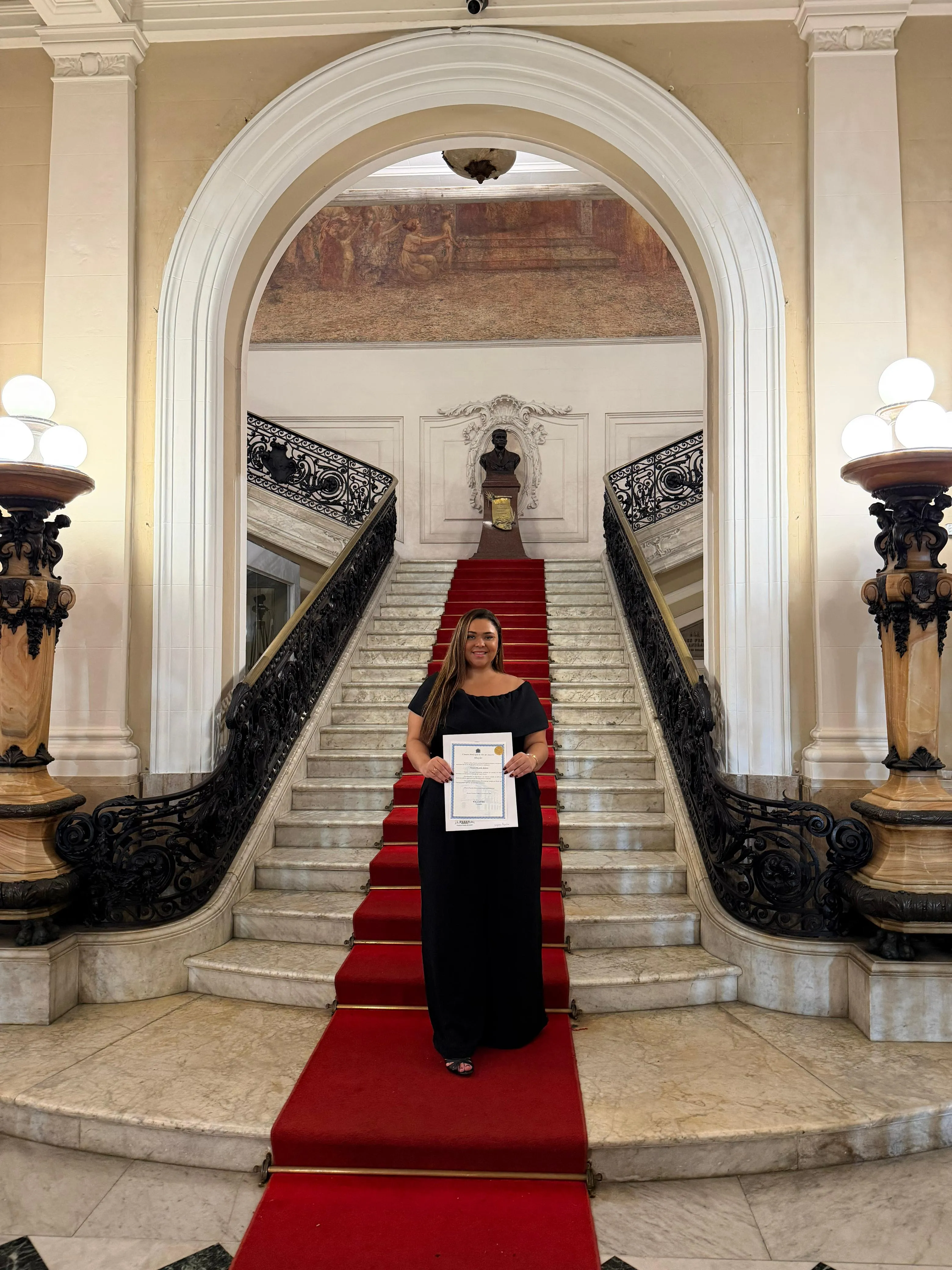 Dra. Nayara Ribeiro na escadaria histórica da Câmara Municipal